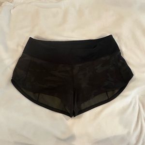 LULULEMON SPEED UP SHORTS SIZE 6 DARK CAMO 2.5”